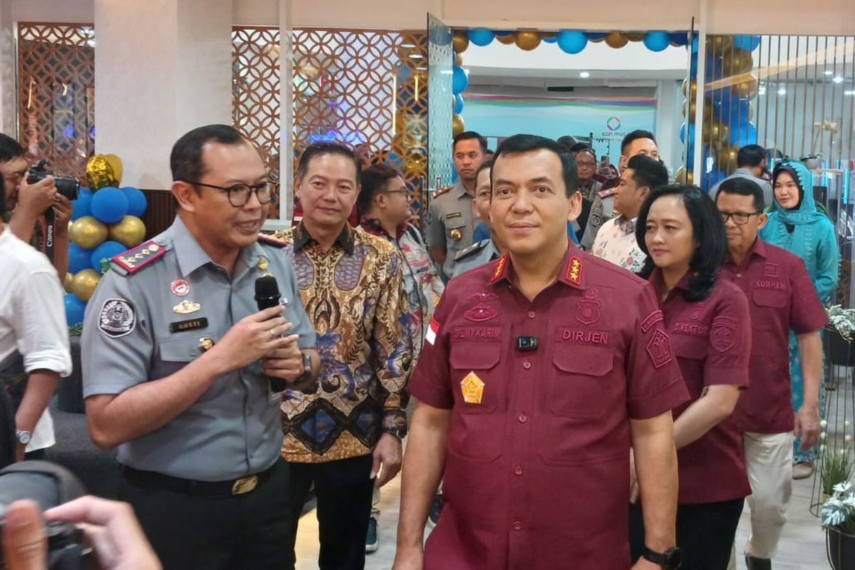 Dirjen Imigrasi Kemenkum HAM Silmy Karim (depan kanan), saat melihat fasilitas immigration lounge yang berada di lantai dua Icon Mall Gresik, Jawa Timur, Jumat (18/10/2024).