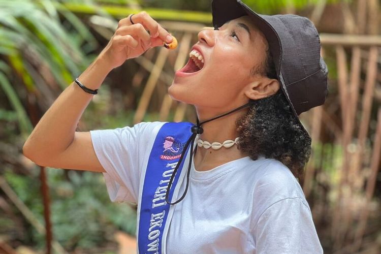 Putri Ekowisata, saat hendak mengkonsumsi ulat sagu dalam mempromosikan Festival Ulat Sagu, Kampung Yoboi, Distrik Sentani, Kabupaten Jayapura, Papua, beberapa minggu yang lalu.