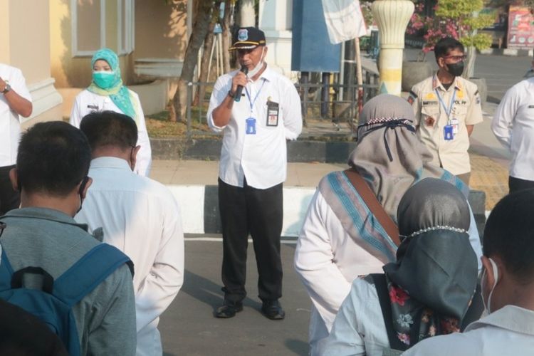 Sekda Kota Tegal Johardi memberikan teguran keras kepada puluhan ASN yang terlambat masuk kerja saat operasi disiplin di gerbang masuk Balai Kota Tegal, Rabu (4/8/2021) (Dok. Humas Pemkot Tegal)