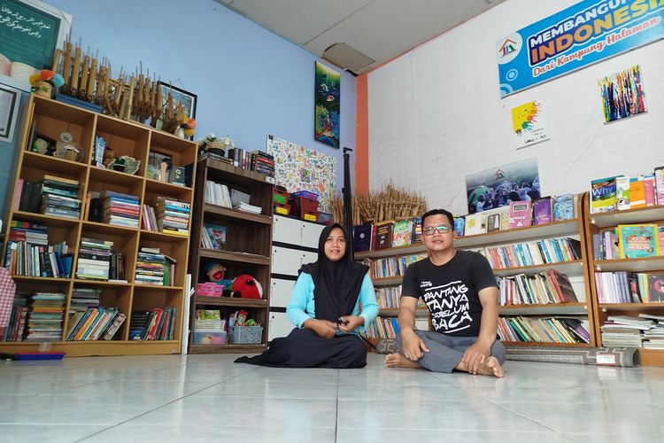 Nurul Hikmah bersama suami, Tunggul Harwanto di rumah baca Rumah Literasi Indonesia