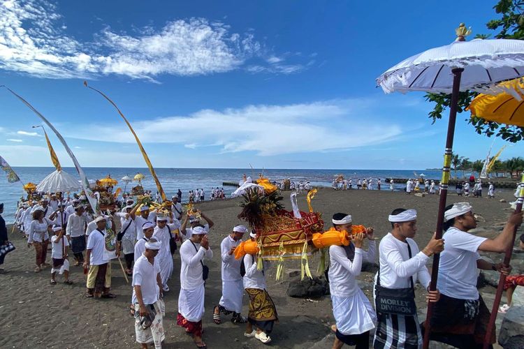 Ritual Melasti di Bali, Ribuan Warga Desa Adat Arak Benda Pusaka ke Laut untuk Disucikan