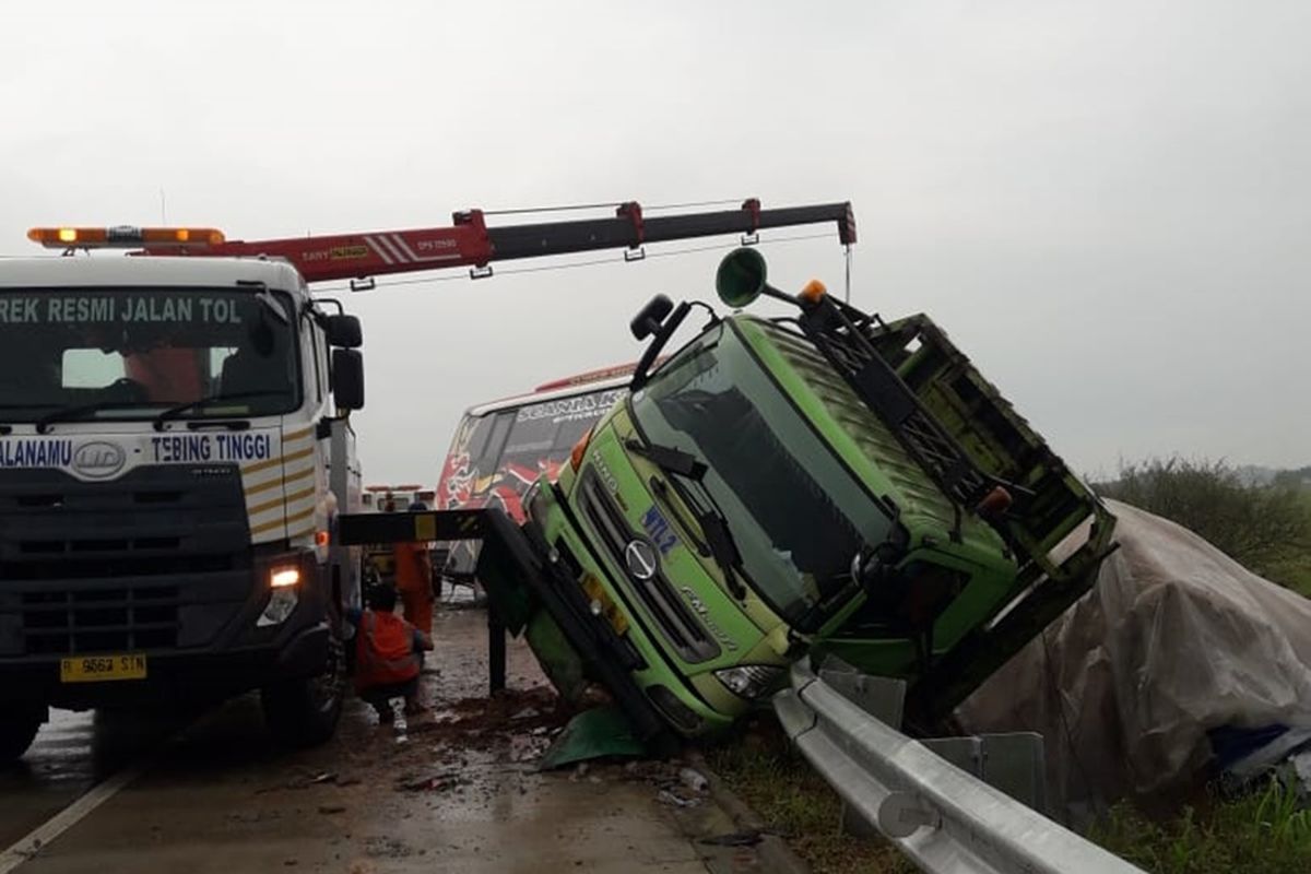 Kondisi truk pasca tabrakan dengan bus penumpang di jalan tol Tebingtinggi menuju Medan pada Kamis pagi (24/10/2019). Satu orang tewas dan sebelas luka-luka dalam kecelakaan ini.
