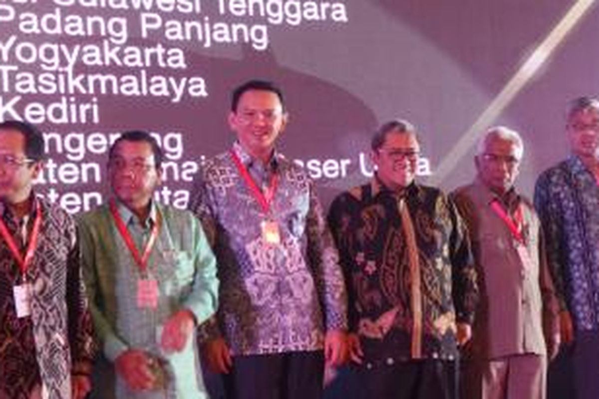 Gubernur DKI Jakarta Basuki Tjahaja Purnama dan Gubernur Jawa Barat Ahmad Heryawan, saat menerima National Prrocurement Awards 2015, di Balai Sudirman, Jakarta, Selasa (10/11/2015).