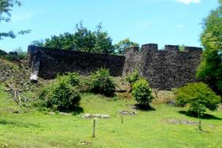 Benteng Sorawolio yang didirikan tahun 1712 menjadi benteng pertahanan dari Benteng Keraton Buton bagian timur. Hingga saat ini, benteng masih berdiri tegak. Benteng ini terletak di Kelurahan Bukit Wolio Indah, Kecamatan Wolio, Kota Baubau, Sulawesi Tenggara.