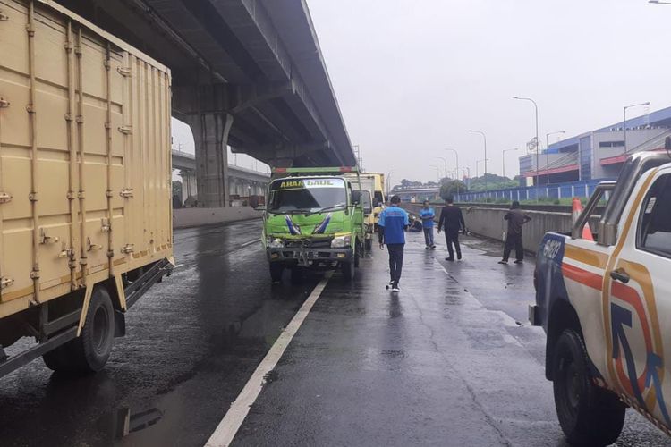 Kecelakaan beruntun yang terjadi di ruas tol KM 23 Jakarta-Cikampek arah Cikampek pada Rabu (1/2/2023) pagi. Dua orang dilarikan ke rumah sakit akibat kecelakaan beruntun tersebut.