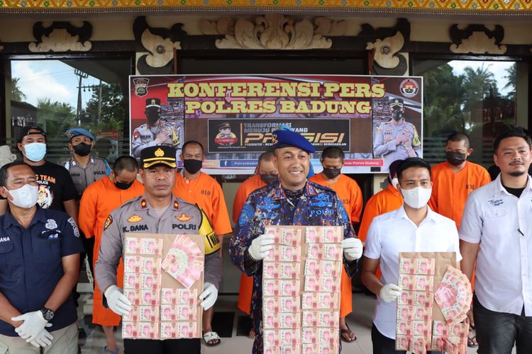 Kapolres Badung AKBP Leo Dedy Defretes,  bersama jajarannya saat menunjukan barang bukti uang palsu yang disita dari enam tersangka di Polres Badung pada Senin (5/12/2022). /Dok.Polres Badung
