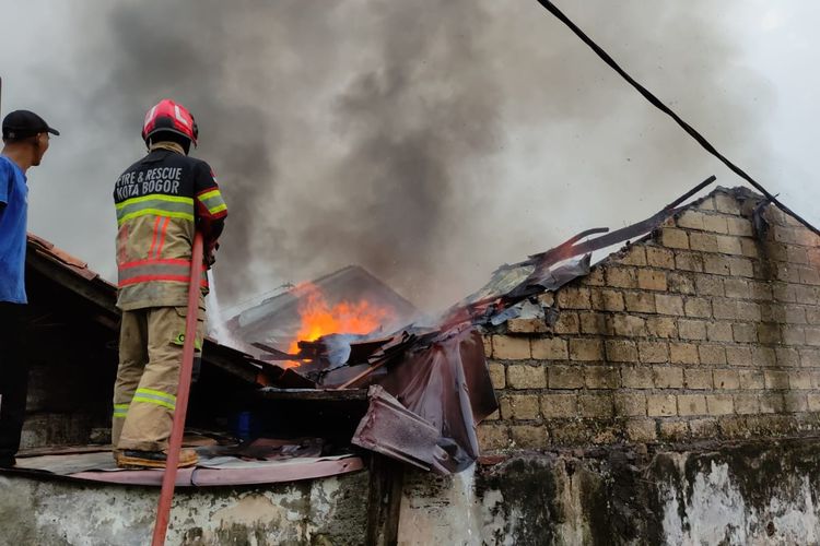 2 Rumah Kebakaran di Bogor gara-gara Korsleting, 2 Orang Terluka