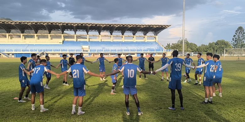 Tim Adhyaksa FC saat menjalani latihan di Stadion Barnabas Youwe pada Rabu sore/ Findi Rakmeni