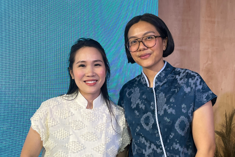 Carline Darjanto (kiri) dan Ria Sarwono (kanan) dalam acara pertunjukan Pasar Sukaria di Nirmana Falatehan, Blok M, Jakarta Selatan pada Jumat (22/05)