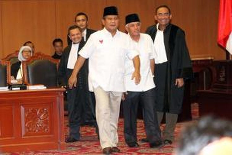 Calon presiden dan wakil presiden nomor urut 1 Prabowo Subianto-Hatta Rajasa mengikuti sidang perdana perselisihan hasil pemilhan umum (PHPU) di Mahkamah Konstitusi (MK), Jakarta, Rabu (6/8/2014). Prabowo-Hatta menuntut agar MK membatalkan SK KPU yang menetapkan pasangan nomor urut 2 Joko Widodo-Jusuf Kalla sebagai pemenang Pilpres 2014.  