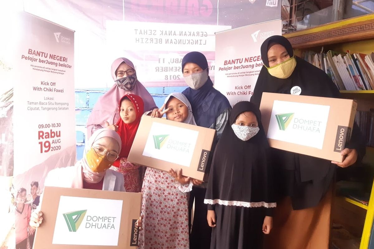 Bantuan sarana belajar dari donatur Dompet Dhuafa mengalir untuk anak-anak dari keluarga dhuafa yang tengah memiliki keterbatasan belajar daring dalam sistem pembelajaran jarak jauh di tengah pandemi Covid-19.