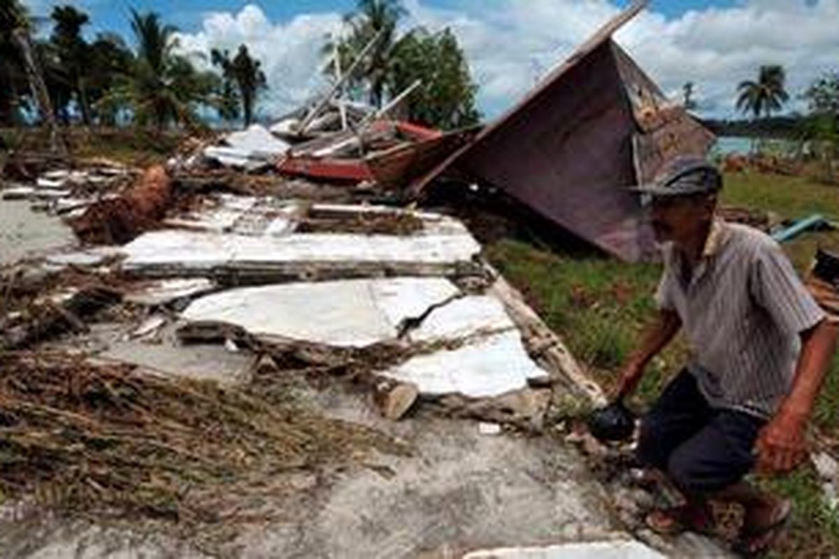 Rumah di perkampungan Beleraksok, Kepulauan Mentawai yang hancur, Kamis (28/10/2010), setelah dihantam gempa dan tsunami.