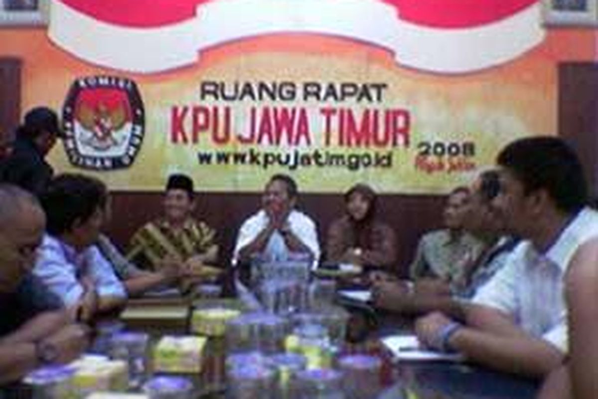 Menjelang penghitungan ulang perolehan suara Pilkada Jatim di Pamekasan, Komisi Pemilihan Umum Jawa Timur mengumpulkan tim-tim sukses pasangan calon kepala daerah Jatim di KPU Jatim, Surabaya, Jumat (26/12). 