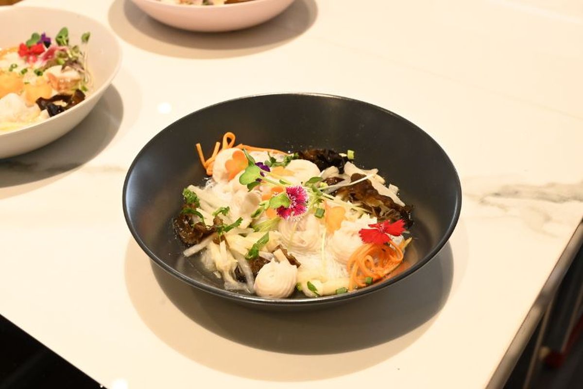 Hidangan tekwan Palembang ala Chef Eddy Siswanto.