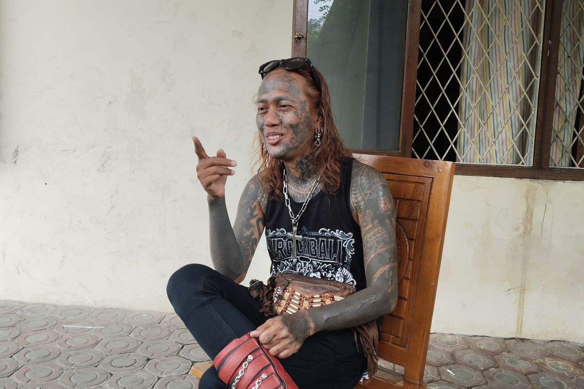Agus Sutikno seorang pendeta bertato dan bertindik yang berhasil sekolahkan banyak anak didik