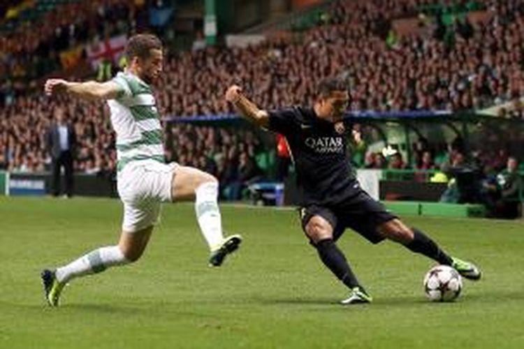 Bek Barcelona, Adriano (kanan) berusaha mengumpan bola di antara kawalan bek Celtic, Adam Mathews (kiri) pada matchday kedua Grup H Liga Champions di Stadion Celtic Park, Selasa atau Rabu (2/10/2013) dini hari WIB. Sementara kedua tim bermain imbang tanpa gol hingga akhir babak pertama. 