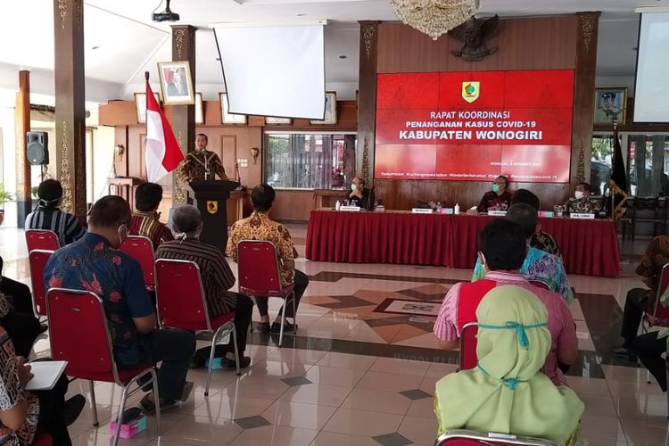 Bupati Wonogiri Joko Sutopo saaat memimpin rapat koordinasi penanganan kasus Covid-19 di Pendopo Pemkab Wonogiri, Selasa (7/12/2020).
