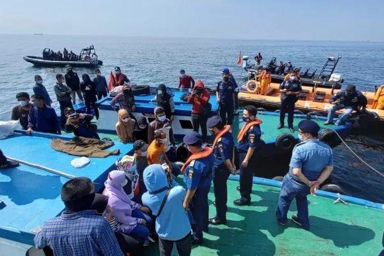 Petugas Kementerian Perhubungan cq. Direktorat Jenderal Perhubungan Laut menggagalkan rombongan masyarakat yang nekat mudik melalui jalur laut pada Minggu (9/5) di perairan Teluk Jakarta. 