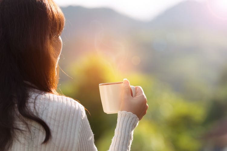 Minum air putih sebelum menyesap kopi bisa memberikan banyak manfaat kesehatan.