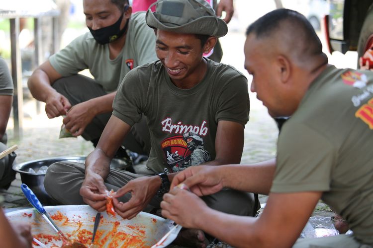 Brimob Polda Lampung mendirikan dapur lapangan di PKOR Way Halim untuk memasak makanan berbuka puasa. Makanan ini dibagikan secara gratis kepada warga yang melintas di lokasi itu.