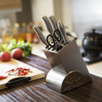 Ilustrasi set pisau dapur. 