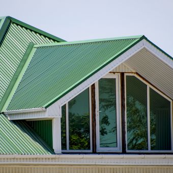 Ilustrasi atap rumah berbahan logam.