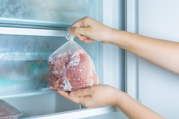 Ilustrasi freezer, menyimpan daging di freezer. 