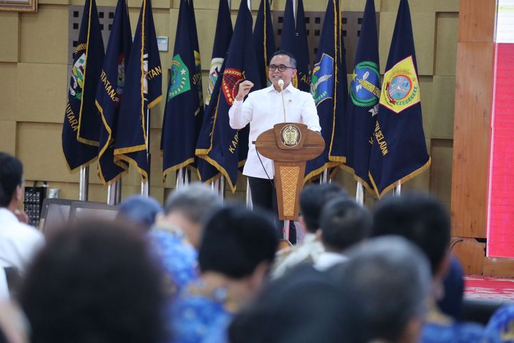 Menteri Pendayagunaan Aparatur Negara dan Reformasi Birokrasi (Menpan-RB) Abdullah Azwar Anas memberikan sambutan dalam acara Sapa ASN Sumatera Utara di Medan, Sumatera Utara, Rabu (17/7/2024).
