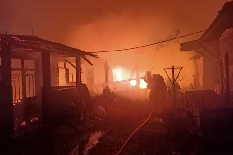 Petugas pemadam kebakaran tengah berjibaku memadamkan kebakaran pertokoan PJKA, Jalan Arief Rachman Hakim, Karawang, Jawa Barat, Senin (9/10/2023).