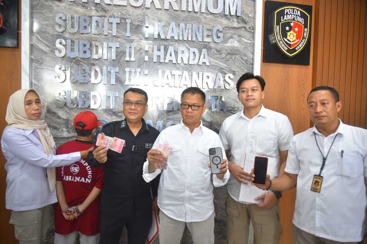 DB, muncikari yang ditangkap aparat Polda Lampung saat dihadirkan dalam ekspos, Rabu (15/2/2023).