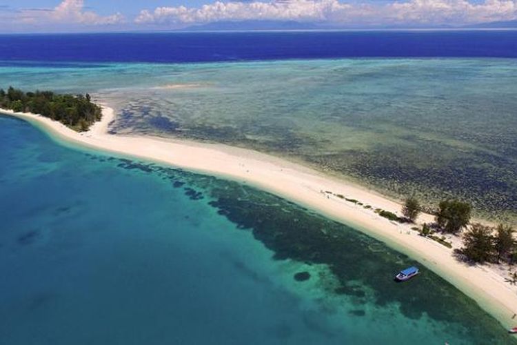 Pulau Dodola di Morotai, Maluku Utara, Sabtu (16/7/2016). Saat air laut surut, Pulau Dodola tersambung dan bisa dilalui manusia.