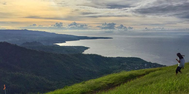 Puncak Tetempangan Skyline di Sulawesi Utara.