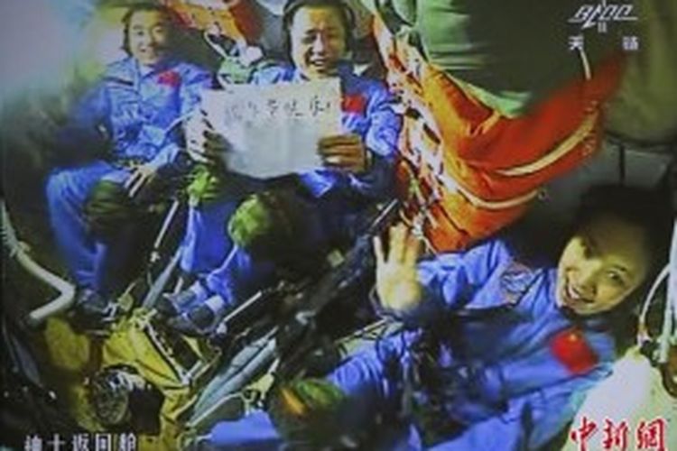 Para awak pesawat ruang angkasa China, Shenzhou-10.