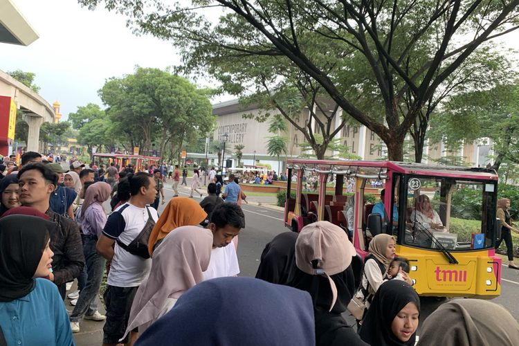 Halte rute utara bus angling Taman Mini Indonesia Indah (TMII) ramai pengunjung yang mengantre pada Sabtu (26/4/2025).