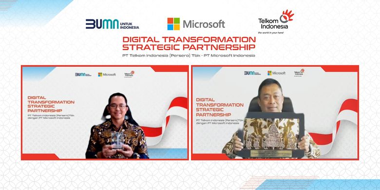 Direktur Utama Telkom Indonesia Ririek Adriansyah (kanan) bertukar cindera mata secara daring dengan President Director Microsoft Indonesia Haris Izmee (kiri) usai penandatanganan MoU Digital Transformation Strategic Partnership antara Telkom Indonesia dan Microsoft Indonesia, Kamis (19/8/2021).