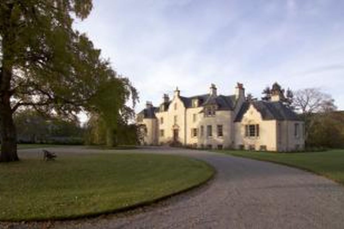 Sebuah rumah plus lahan pedesaan luas di Scottish Highlands ini dijual seharga delapan juta poundsterling (Rp 122,9 miliar).