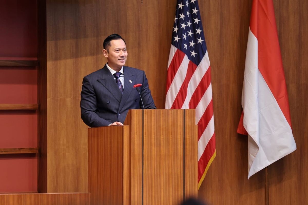 Menteri Koordinator Bidang Infrastruktur dan Pembangunan Kewilayahan Republik Indonesia, Agus Harimurti Yudhoyono saat memberikan pidato di Stanford University, Selasa (20/5/2025) waktu setempat