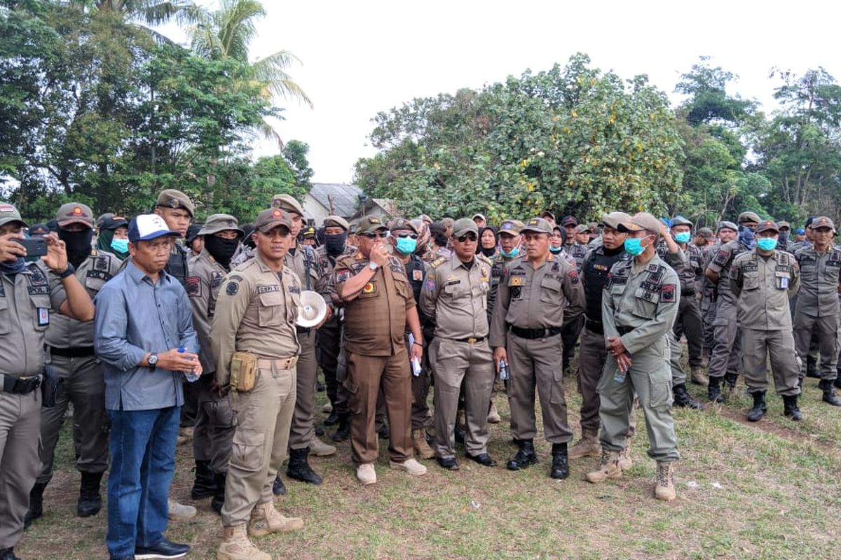 Kabid Penegakan Perda Satpol PP Kota Depok, Taufik (memegang microphone) saat berdialog dengan warga Kampung Bulak, di Kampung Bulak, Depok, Jawa Barat, Senin (11/11/2019).