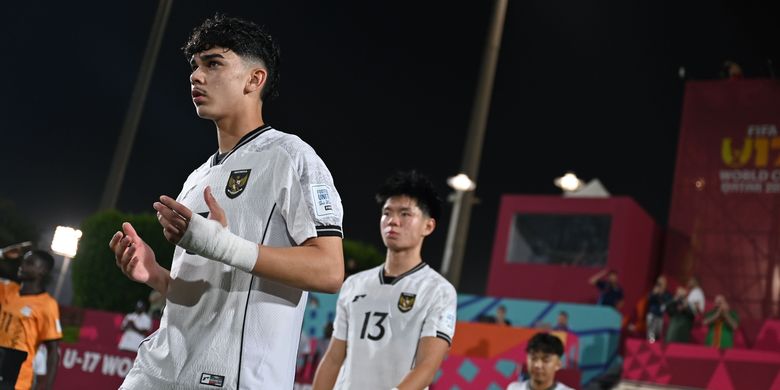 Pemain Timnas U17 Indonesia, Mathew Baker, memasuki lapangan saat akan bertanding melawan Timnas Zambia pada laga Grup H Piala Dunia U17 di Lapangan 7 Aspire Zone, Doha, Qatar, Selasa (4/11/2025).