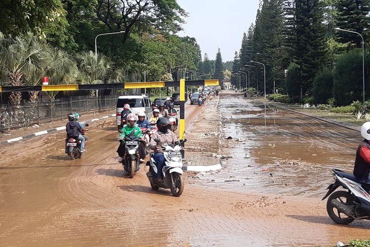 Sejumlah pengendara tengah melewati Kawasan Perumahan Kemang Pratama, Kota Bekasi, Jawa Barat, Kamis (2/1/2020).
