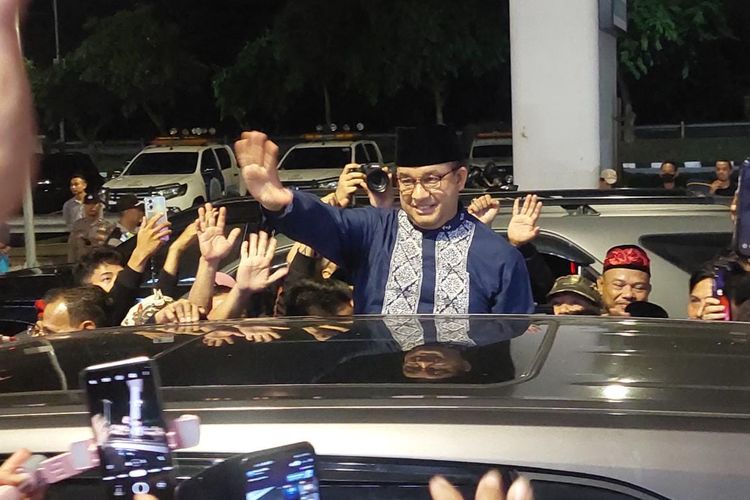 Bakal capres dari Koalisi Perubahan untuk Persatuan Anies Baswedan tiba di Indonesia usai melaksanakan ibadah haji, Rabu (12/7/2023) dini hari. 