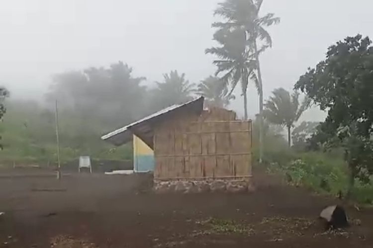 Satu gedung SD Borablupur di Desa Bura Bekor, Kecamatan Bola, Kabupaten Sikka, Nusa Tenggara Timur (NTT) diterjang angin puting beliung.