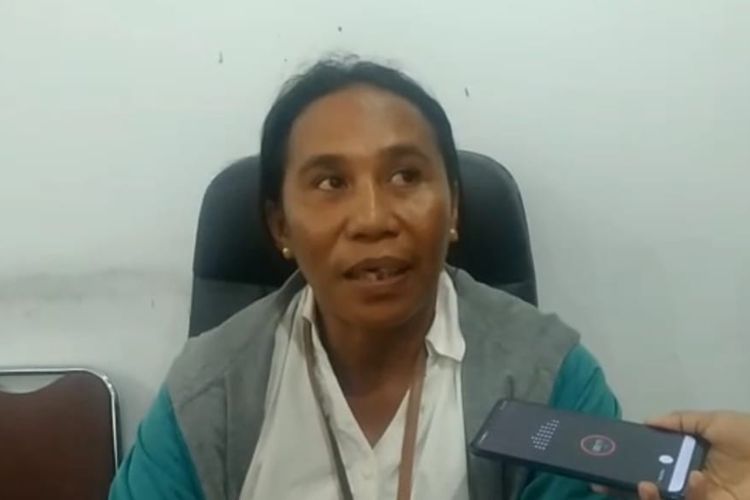 Kepala Seksi pemataan kawasan kumuh dinas perumahan rakyat dan kawasan permukiman Kota Ambon, Ola Ruipassa memberikan keterangan kepada wartawan di kantor wali kota Ambon, Rabu (18/5/2022)
