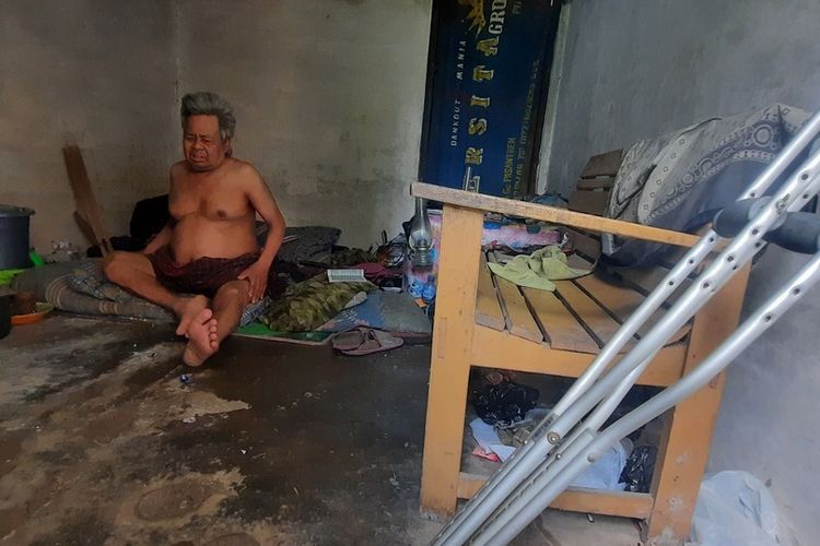 Abah Yana (70), selama ini tinggal sendirian menumpang di rumah kosong hampir ambruk sampai tak berdaya ditinggalkan anak-anaknya di Kampung Tarikolot, Desa Citamba, Kecamatan Ciawi, Kabupaten Tasikmalaya, Sabtu (24/4/2021).