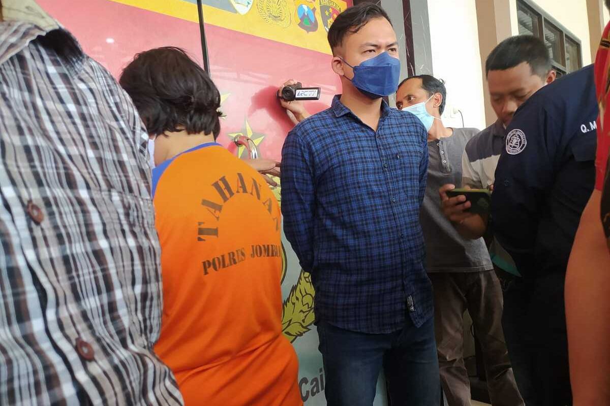 AI, istri seorang kepala desa di Kabupaten Jombang, Jawa Timur, ditetapkan polisi sebagai tersangka kasus penipuan dengan modus investasi pakan ternak.