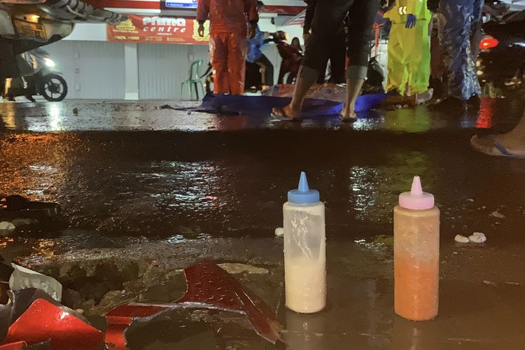 Seorang pedagang cilok berinisial DS tewas tertabrak pengendara sepeda motor di Jalan Raya Cisaat, Kabupaten Sukabumi pada Senin (16/6/2025) malam. Nampak korban tergeletak ditengah jalan dan hendak dievakuasi.