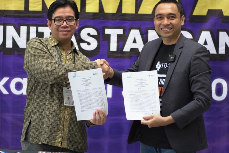 Komunitas Tangan di Atas (TDA) melakukan serah terima jabatan dari Presiden TDA 7.0 Ibrahim M Bafaqih ke Presiden TDA 8.0 Eko Desriyanto di Jakarta pada Rabu (21/6/2023).