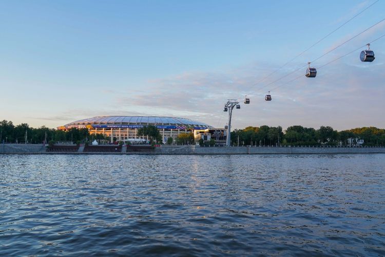Stadion Luzhniki tampak dari kapal pesiar yang menyusuri Sungai Moskwa, 10 Juni 2018.  