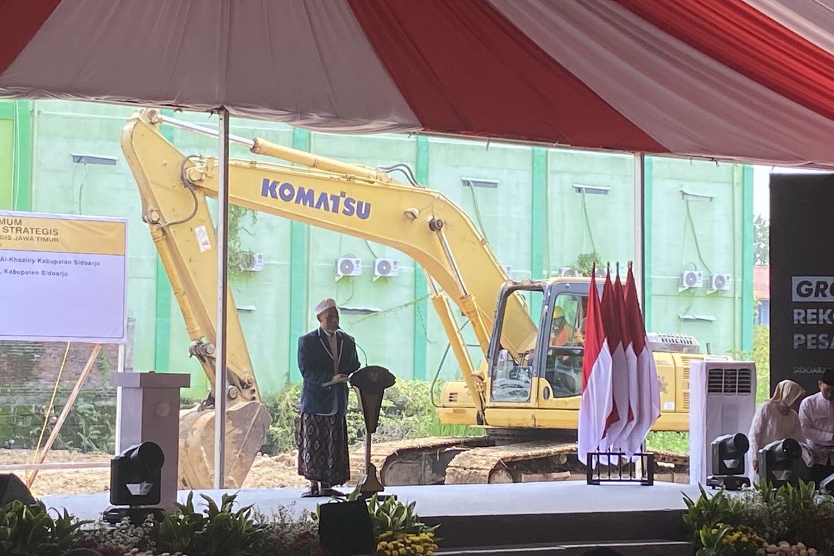 Pengasuh Ponpes Al Khoziny Sidoarjo, Abdul Salam Mujib saat sambutan dalam agenda groudbreaking rekonstruksi bangunan pesantren Al Khoziny di Sidoarjo, Kamis (11/12/2025). 