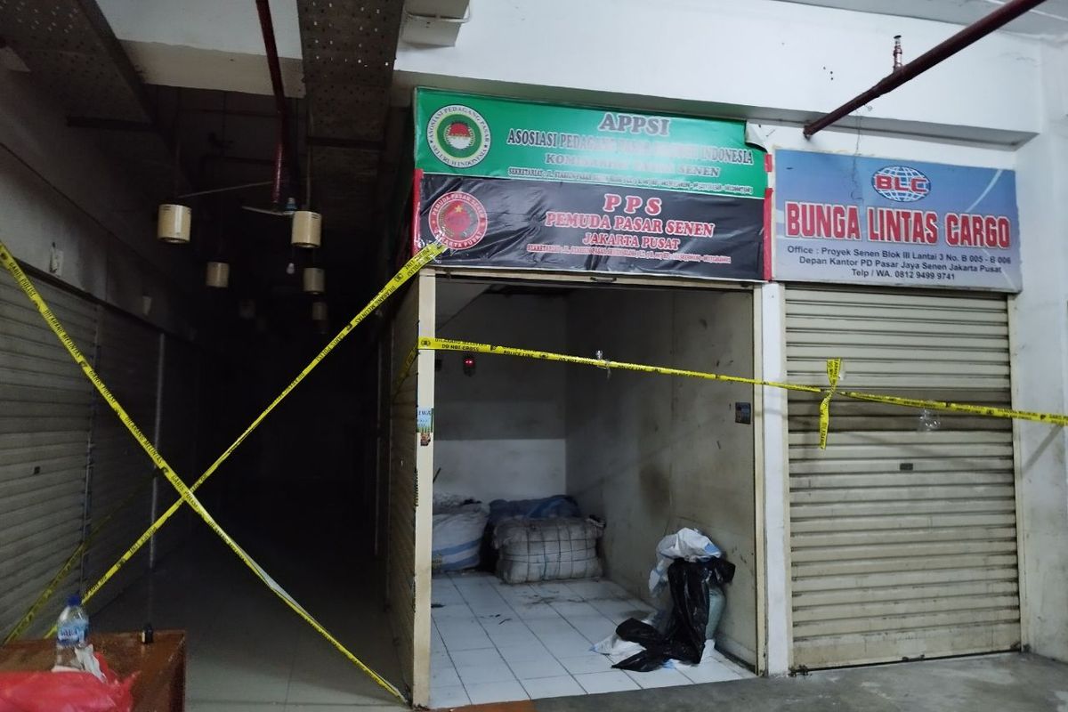 Sejumlah kios 'thrifting' di Pasar Senen Blok III, Senen, Jakarta Pusat, digrebek oleh Bareskrim Polri dan Polres Metro Jakarta Pusat, Senin (20/3/2023).